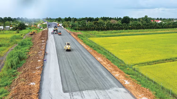Thực tế thi công tại Dự án cao tốc Châu Đốc - Cần Thơ - Sóc Trăng giai đoạn 1. Ảnh: Tiên Giang