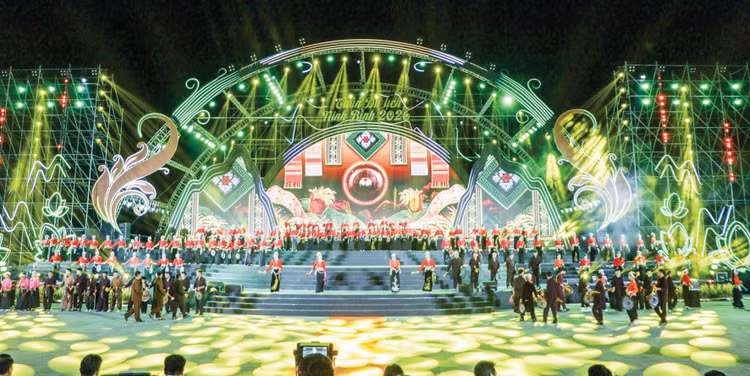 Lễ khai mạc Tuần du lịch Ninh Bình năm 2026 với chủ đề “Ninh Bình - Hành trình di sản qua các thời đại” diễn ra ngày 23/5/2026. Ảnh: Đỗ Hùng