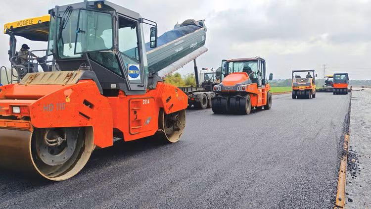 Một số nhà thầu kê khai tài liệu về hợp đồng tương tự, nhân sự, thiết bị thi công không đúng thực tế, không thống nhất thông tin, không có thực… Ảnh minh họa: Song Lê