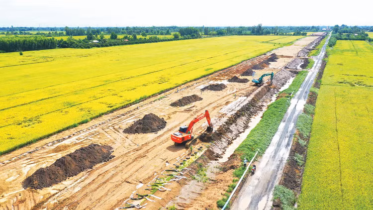 Đầu tư công tiếp tục được xác định là động lực chủ yếu cho tăng trưởng GDP, còn nhiều dư địa, tiềm năng để đẩy mạnh hơn nữa. Ảnh: Lê Tiên