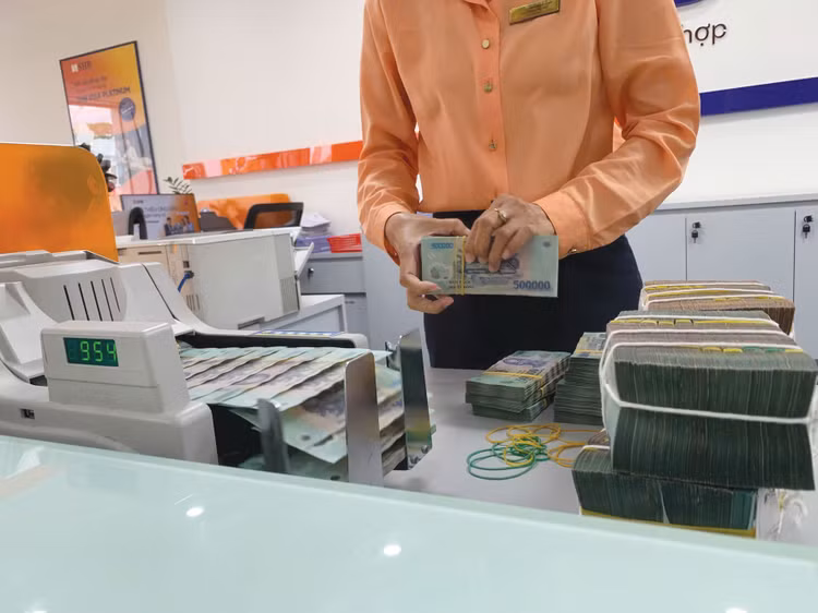 Việc nâng tỷ lệ vốn ngắn hạn cho vay trung dài hạn là biện pháp hỗ trợ nền kinh tế, tạo điều kiện cho các ngân hàng tích lũy nguồn lực trước khi bước vào giai đoạn chuẩn hóa Basel III. Ảnh: Tiên Giang