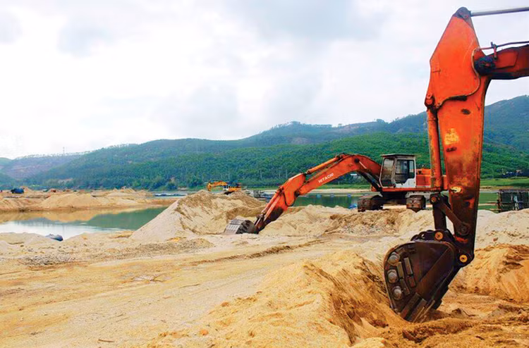 Tại phiên đấu giá quyền khai thác khoáng sản tại điểm mỏ ĐB2B (xã Điện Bàn Tây, TP. Đà Nẵng), giá trúng đấu giá được đẩy lên gấp hơn 306 lần giá khởi điểm. Minh họa: Đình Phúc