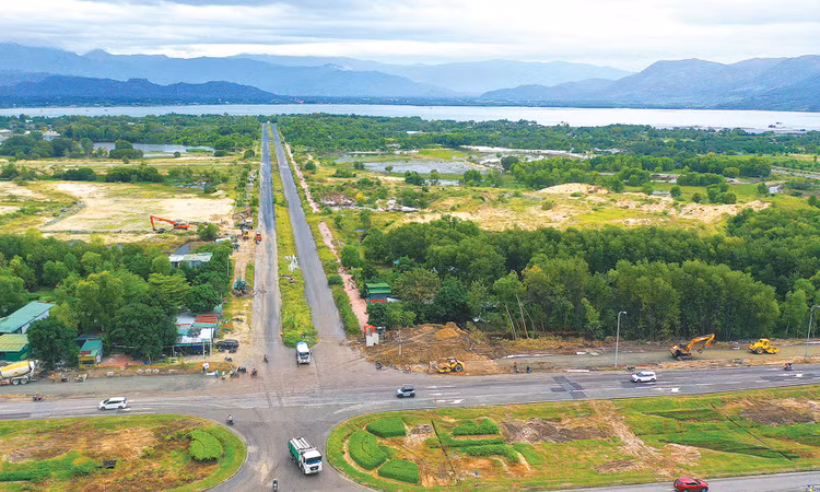 Một số quy định tại Luật Đất đai chưa đồng bộ với phát luật về đầu tư, đấu thầu làm phát sinh vướng mắc trong quá trình giao đất, cho thuê đất để thực hiện dự án đầu tư có sử dụng đất. Ảnh: Nhật Tuệ