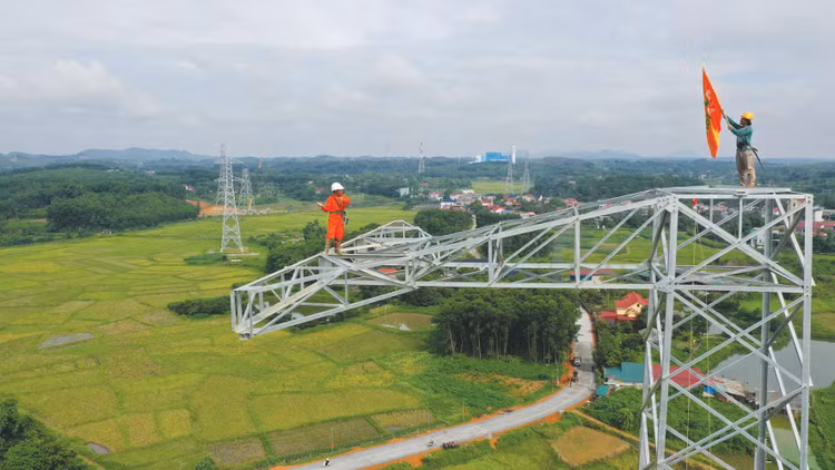 Nhu cầu phụ tải tiếp tục tăng đang tạo sức ép lên cân đối cung - cầu điện, đòi hỏi nguồn điện dự phòng, nguồn nền, nguồn linh hoạt và năng lực truyền tải tương ứng. Ảnh: Nhã Chi
