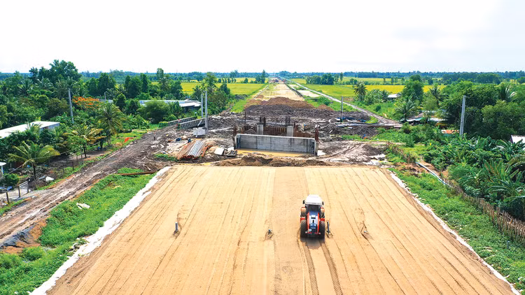 Cao tốc Châu Đốc - Cần Thơ - Sóc Trăng được yêu cầu hoàn thành vào tháng 7/2026. Ảnh: Tiên Giang