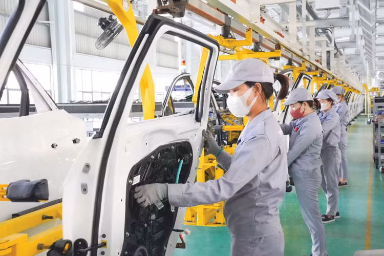 Cần xây dựng nền tảng thể chế vững chắc để khu vực tư nhân yên tâm phát triển, đủ năng lực tham gia vào các lĩnh vực then chốt quyết định tương lai của đất nước. Ảnh: Nhã Chi