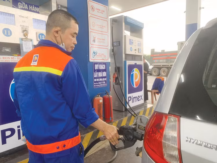 Áp lực lạm phát có xu hướng gia tăng do chi phí đầu vào cao, đặc biệt là giá xăng dầu, kéo theo sự gia tăng của các nhóm dịch vụ như vận tải, ăn uống và vật liệu xây dựng. Ảnh: Gia Khoa