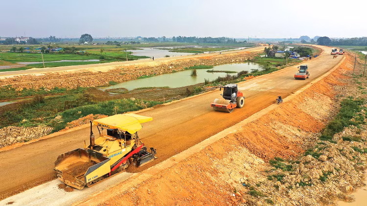 Tiến độ giải ngân đầu tư công cần được cải thiện mạnh mẽ, qua đó tạo hiệu ứng lan tỏa, kích thích tổng cầu của nền kinh tế. Ảnh: Nhật Tuệ