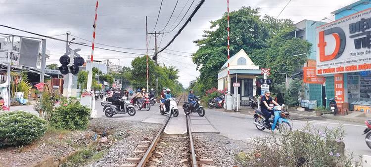 Phạm vi thi công Gói thầu XL03 Xây dựng hầm chui HC1, cải tạo, mở rộng đường Phạm Văn Đồng phạm vi nút giao có liên quan đến tuyến đường sắt hiện hữu. Ảnh: Ngọc Tuấn