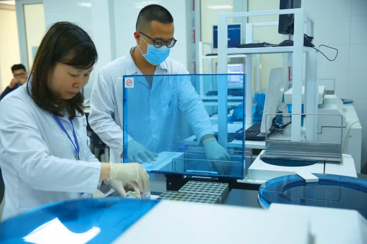 Tại Dự thảo Thông tư, Bộ Y tế đề xuất 20 thiết bị y tế và vật tư xét nghiệm thuộc 6 nhóm thiết bị y tế thuộc Danh mục mua sắm tập trung cấp quốc gia. Ảnh: Nhã Chi