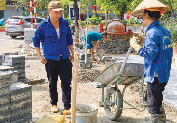 Cạnh tranh nhân lực tạo áp lực đáng kể đối với các nhà thầu quy mô vừa và nhỏ. Ảnh: Nhã Chi