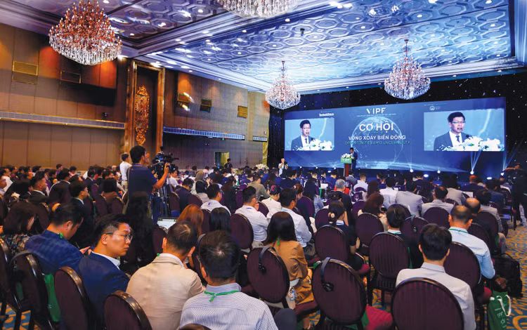 Diễn đàn Bất động sản công nghiệp Việt Nam 2026 thu hút hàng trăm doanh nghiệp tham dự. Trong ảnh: Tổng Biên tập Báo Tài chính - Đầu tư phát biểu khai mạc Diễn đàn