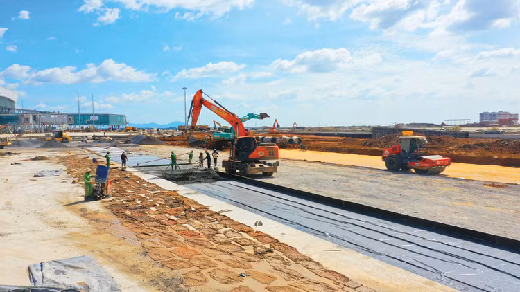 Hàng nghìn kỹ sư, công nhân tại công trường sân bay Long Thành làm việc xuyên lễ, xuyên Tết, xuyên ngày nghỉ để đẩy nhanh tiến độ thi công. Ảnh: Lê Tất Tiên