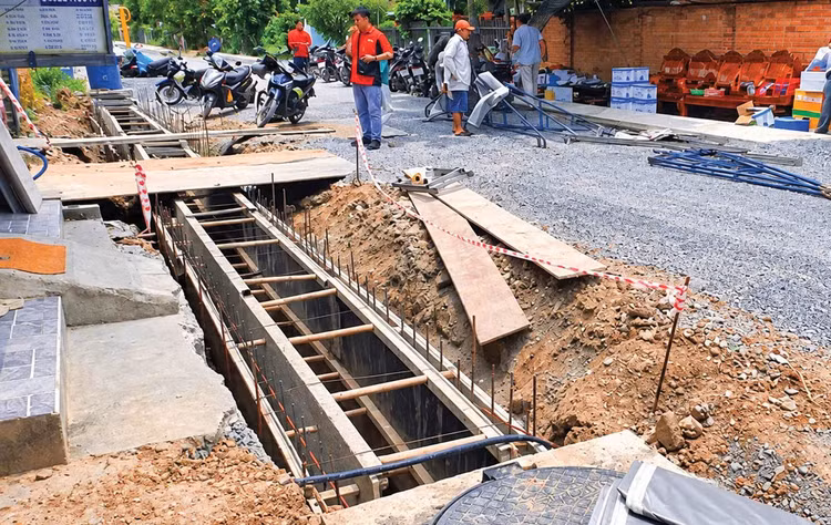 Công trình sửa chữa, nâng cấp đường Lê Thị Sắc tại xã Tân An Hội được gia hạn hợp đồng đến cuối tháng 9/2026. Ảnh: Kiên Cường