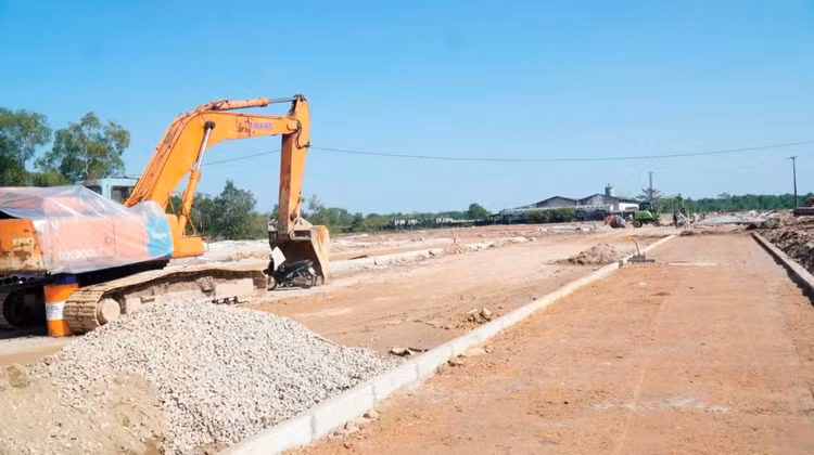 Nhiều khu tái định cư đang được xây dựng phục vụ giải phóng mặt bằng Dự án Đường sắt tốc độ cao trên trục Bắc - Nam qua TP. Huế. Ảnh: Hà Minh