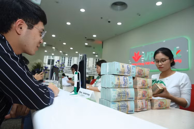 Ngân hàng Nhà nước vừa có văn bản yêu cầu các tổ chức tín dụng tập trung giảm lãi suất cho vay từ 1,5 - 2%/năm đối với lĩnh vực sản xuất, kinh doanh và lĩnh vực ưu tiên. Ảnh: Nhã Chi
