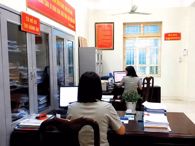 Gói thầu Mua sắm, gia công và lắp đặt bàn làm việc, kệ tủ hồ sơ phục vụ nhu cầu bố trí không gian làm việc tại Thi hành án dân sự TP.HCM đã chọn được nhà thầu. Ảnh minh họa: Nhã Chi