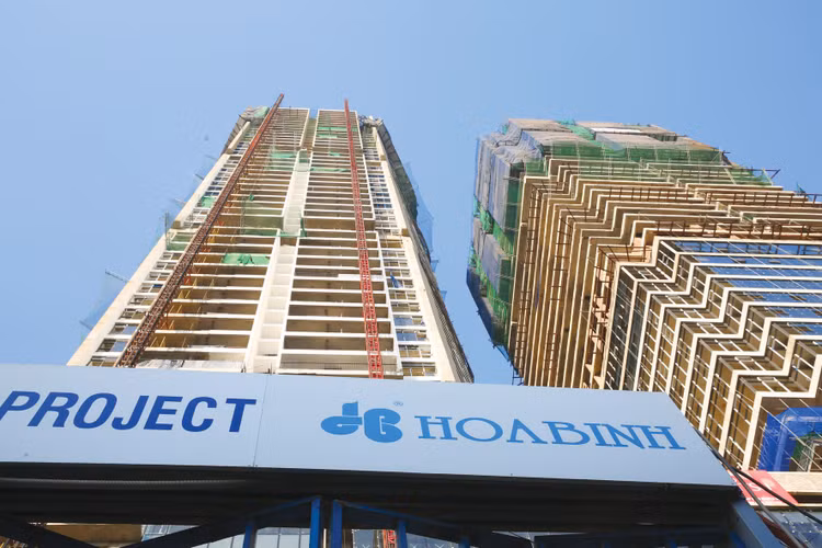 Đi qua giai đoạn khó khăn nhất, Tập đoàn Xây dựng Hòa Bình đang tập trung cải thiện bảng cân đối kế toán, hoán đổi công nợ thành vốn cổ phần, giảm áp lực tài chính và cải thiện năng lực thi công. Ảnh: Song Lê