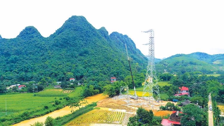 Đến ngày 15/7/2025, Dự án Đường dây 500kV Lào Cai - Vĩnh Yên đã hoàn thành thi công 450/468 vị trí móng, dựng 190/468 cột và kéo dây 2/242 khoảng néo. Ảnh: Lê Tiên