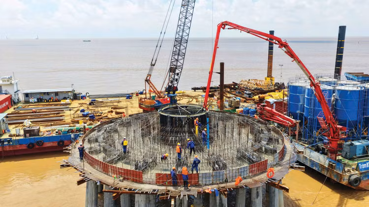 Việt Nam có ưu thế vượt trội về phát triển công nghệ điện gió móng cố định gần bờ nhờ thềm lục địa rộng và mực nước biển nông. Ảnh: Gia Khoa