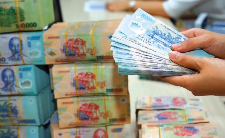 Tình trạng tín dụng tăng nhanh hơn huy động vốn khiến áp lực thanh khoản tăng mạnh, ngân hàng phải đẩy mặt bằng lãi suất huy động tương đối cao để thu hút vốn. Ảnh: Lê Tiên