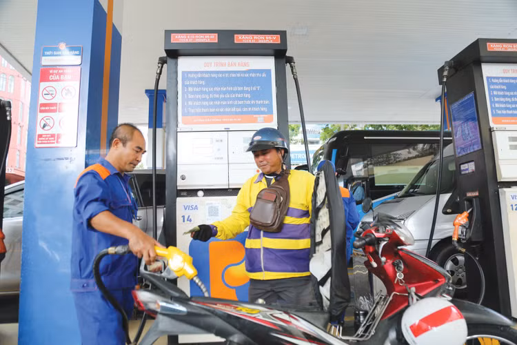 Bộ Tài chính đề nghị kéo dài thời hạn ưu đãi thuế với xăng, dầu đến hết ngày 30/9/2026. Ảnh: Song Lê