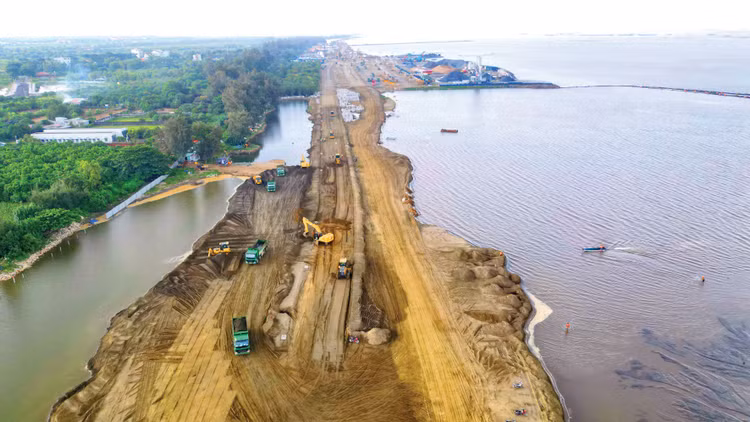 Dự án đô thị lấn biển Cần Giờ và các dự án hạ tầng kết nối đang dần thành hình. Ảnh: Song Lê