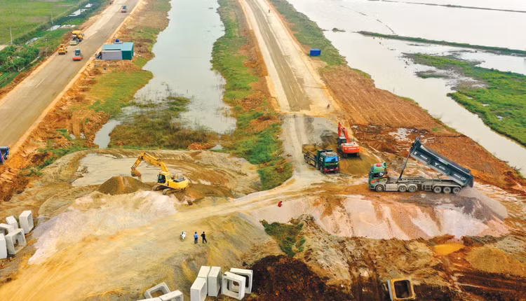 UBND các tỉnh, thành phố chịu trách nhiệm ban hành phương án tạm thời điều phối, hỗ trợ vật liệu xây dựng thông thường giữa các địa phương phục vụ công trình trọng điểm quốc gia. Ảnh: Nhã Chi