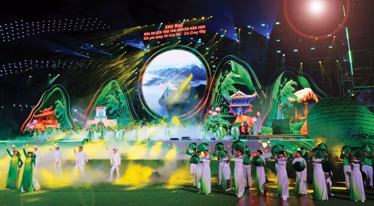 Chương trình Khai mạc Mùa du lịch Thái Nguyên “Hồ trên núi - Trà trong mây” năm 2026 diễn ra vào tối 15/5/2026 tại Quảng trường Võ Nguyên Giáp. Ảnh: Tuấn Anh