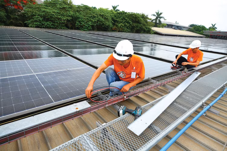 Nghị định số 243/2026/NĐ-CP quy định, sản lượng điện dư được mua bán theo thỏa thuận, tối đa 50% sản lượng phát ra của hệ thống năng lượng mặt trời mái nhà. Ảnh: Lê Tiên