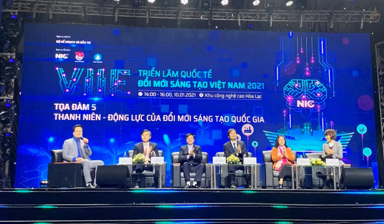Ông Trần Quang Hưng, Phó Bí thư Thành đoàn Hà Nội điều phối phiên Toạ đàm “Thanh niên, động lực bởi đổi mới, sáng tạo quốc gia” chiều 10/1/2021