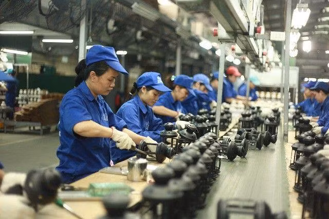 Quý II/2021, cả nước có 12,8 triệu người lao động từ 15 tuổi trở lên bị ảnh hưởng tiêu cực bởi dịch Covid-19 bao gồm người bị mất việc làm, phải nghỉ giãn việc/nghỉ luân phiên, giảm giờ làm, giảm thu nhập…(ảnh minh họa internet)