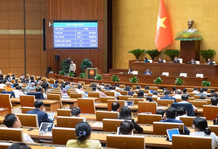 Quốc hội biểu quyết thông qua Luật Đầu tư công (sửa đổi)