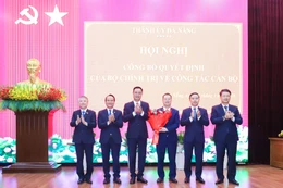 Thường trực Thành ủy Đà Nẵng tặng hoa chúc mừng đồng chí Nguyễn Mạnh Hùng, tân Phó Bí thư Thành ủy Đà Nẵng nhiệm kỳ 2025 - 2030.