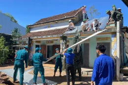 Lực lượng xung kích xã Tây Hồ (Đà Nẵng) giúp dân sửa chữa nhà bị tốc mái.