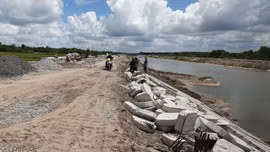 Dự án Xử lý xói lở và gia cố lòng sông thị trấn Gành Hào, huyện Đông Hải, tỉnh Bạc Liêu (nay là tỉnh Cà Mau) có tổng mức đầu tư sau điều chỉnh hơn 310 tỷ đồng. Ảnh: Song Lê