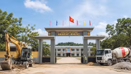 Gói thầu Thi công xây dựng và lắp đặt thiết bị thuộc Dự án Cải tạo, nâng cấp mở rộng Trường THPT Hiệp Đức (TP. Đà Nẵng) được mời thầu từ tháng 8/2025. Ảnh minh họa: Lê Lâm