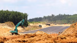 Nhiều doanh nghiệp xây dựng rơi vào cảnh “tiến thoái lưỡng nan” khi tiếp tục thi công sẽ lỗ nặng, nhưng dừng lại thì vi phạm hợp đồng. Ảnh: Song Lê