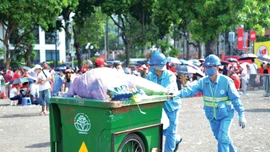 Các gói thầu duy trì vệ sinh môi trường giai đoạn 3 đến 5 năm tới tại các phường, xã của Hà Nội đều có giá trị hàng trăm tỷ đồng mỗi gói. Ảnh: Hoàng Sơn