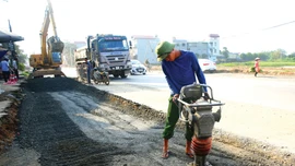 Trong 8 gói thầu sửa chữa đường bộ được mời thầu lại, tiếp tục có 1 gói thầu bị hủy thầu vì không có nhà thầu tham dự. Ảnh: Nhã Chi