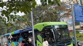 Cùng với việc chuyển đổi phương tiện theo hướng thân thiện với môi trường, Hà Nội đang hoàn thiện phương án miễn phí vé xe buýt cho người dân. Ảnh: Nhã Chi