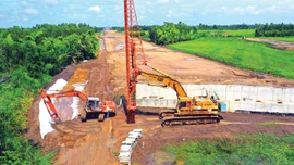 Giá vật liệu xây dựng và nhiên liệu đồng loạt leo thang đang tạo áp lực lớn lên các nhà thầu, đặc biệt tại các dự án giao thông trọng điểm. Ảnh: Lê Tiên 