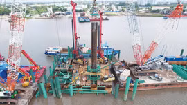 Các nhà thầu thi công cọc khoan nhồi cho trụ P3 và trụ P4 của cầu đường sắt Cần Giờ thuộc Dự án Tuyến đường sắt đô thị Bến Thành - Cần Giờ. Ảnh: Văn Huyền