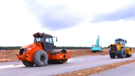 Tại một số gói thầu, hồ sơ mời thầu yêu cầu đồng thời nhiều loại giấy tờ có giá trị tương đương để chứng minh khả năng huy động thiết bị. Ảnh: Huyền Diệu