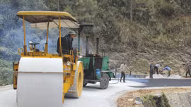 Khi phải huy động các thiết bị công suất cao hoặc số lượng nhiều hơn nhu cầu thực tế, nhà thầu phải gánh thêm chi phí nhiên liệu trong suốt quá trình thi công. Ảnh minh họa: Nhã Chi