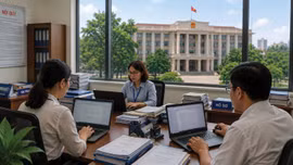 Nhiều chủ đầu tư đang lựa chọn nhà thầu thực hiện các gói thầu chỉnh lý, số hóa tài liệu lưu trữ sau sắp xếp tổ chức bộ máy, sáp nhập đơn vị hành chính. Ảnh minh họa: Nhã Chi AI
