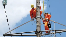 Việc quy định công khai kết quả thực hiện hợp đồng tạo áp lực buộc nhà thầu phải tuân thủ cam kết, nâng cao năng lực thi công, bảo đảm tiến độ, chất lượng. Ảnh: Anh Tuấn