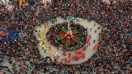 Văn hóa chính là điểm tựa tinh thần, là ngọn nguồn sức mạnh giúp dân tộc ta đi xa hơn, vững vàng hơn giữa muôn trùng sóng gió của thời đại, làm nên những mùa xuân rực rỡ cho đất nước trong tương lai. Ảnh: Lê Huy