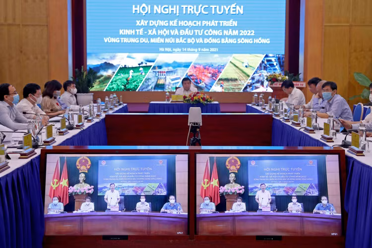 Hội nghị trực tuyến xây dựng kế hoạch phát triển kinh tế - xã hội và kế hoạch đầu tư công năm 2022 vùng Trung du, miền núi phía Bắc và vùng Đồng bằng Sông Hồng. Ảnh: Đức Trung