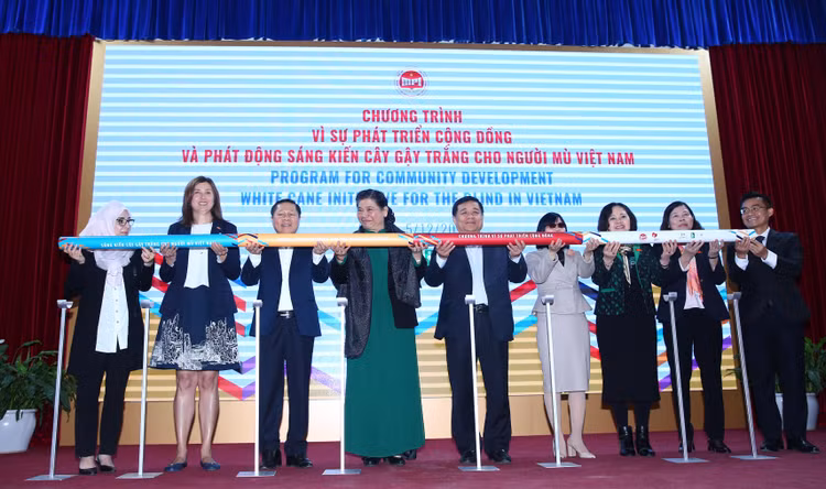 Các đại biểu thực hiện nghi lễ phát động Sáng kiến Cây gậy trắng cho người mù Việt Nam. Ảnh: Lê Tiên